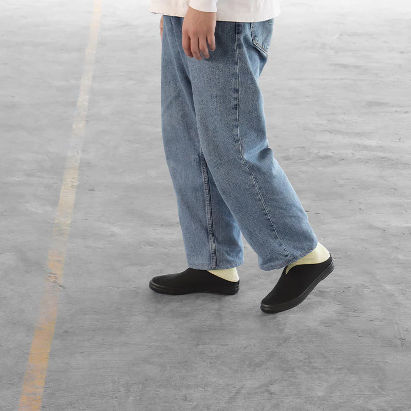 SLIT MULE - BLACK MONO